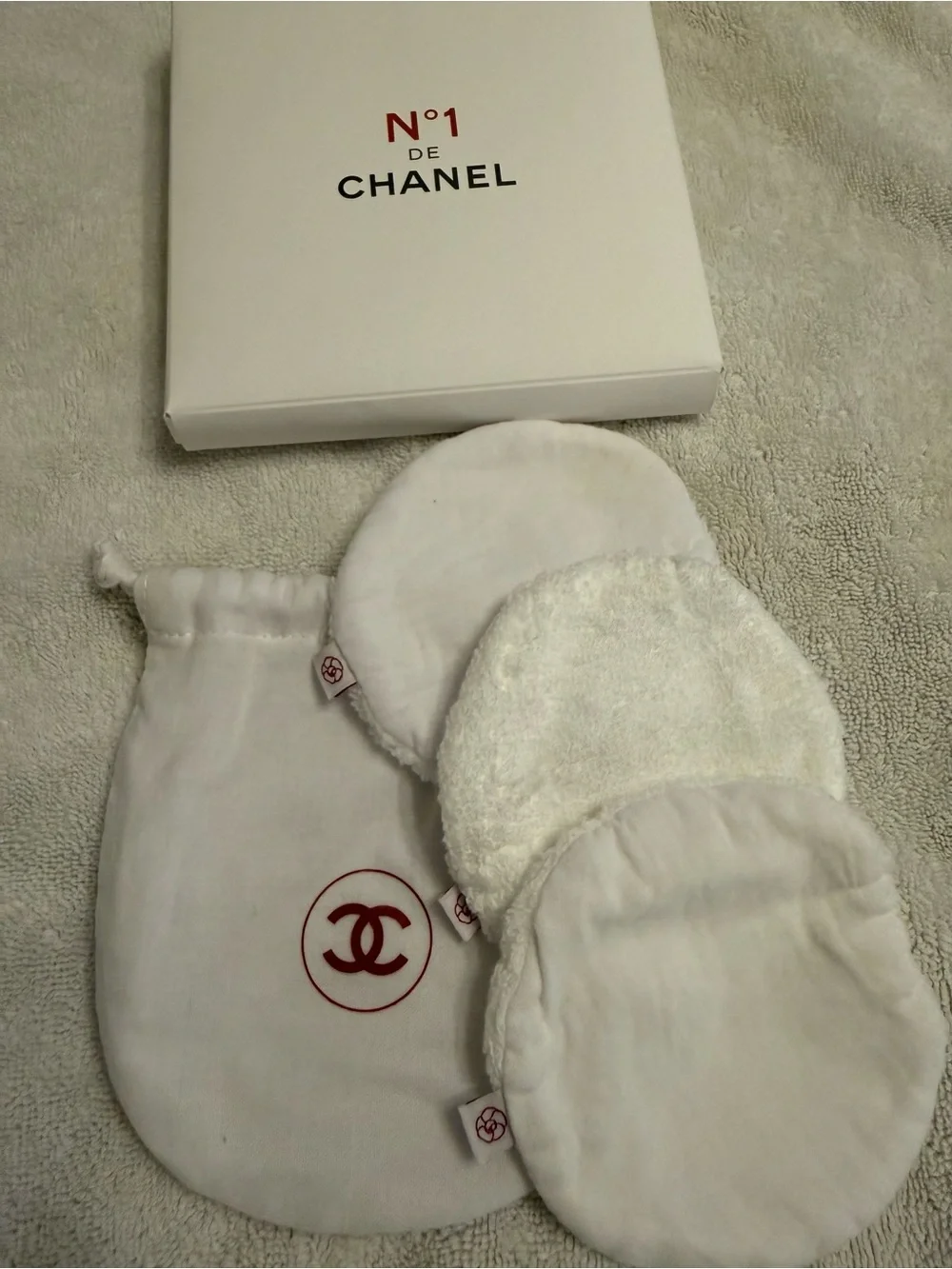 CHANEL N•1 White Reusable Facial Rounds with CC Pouch